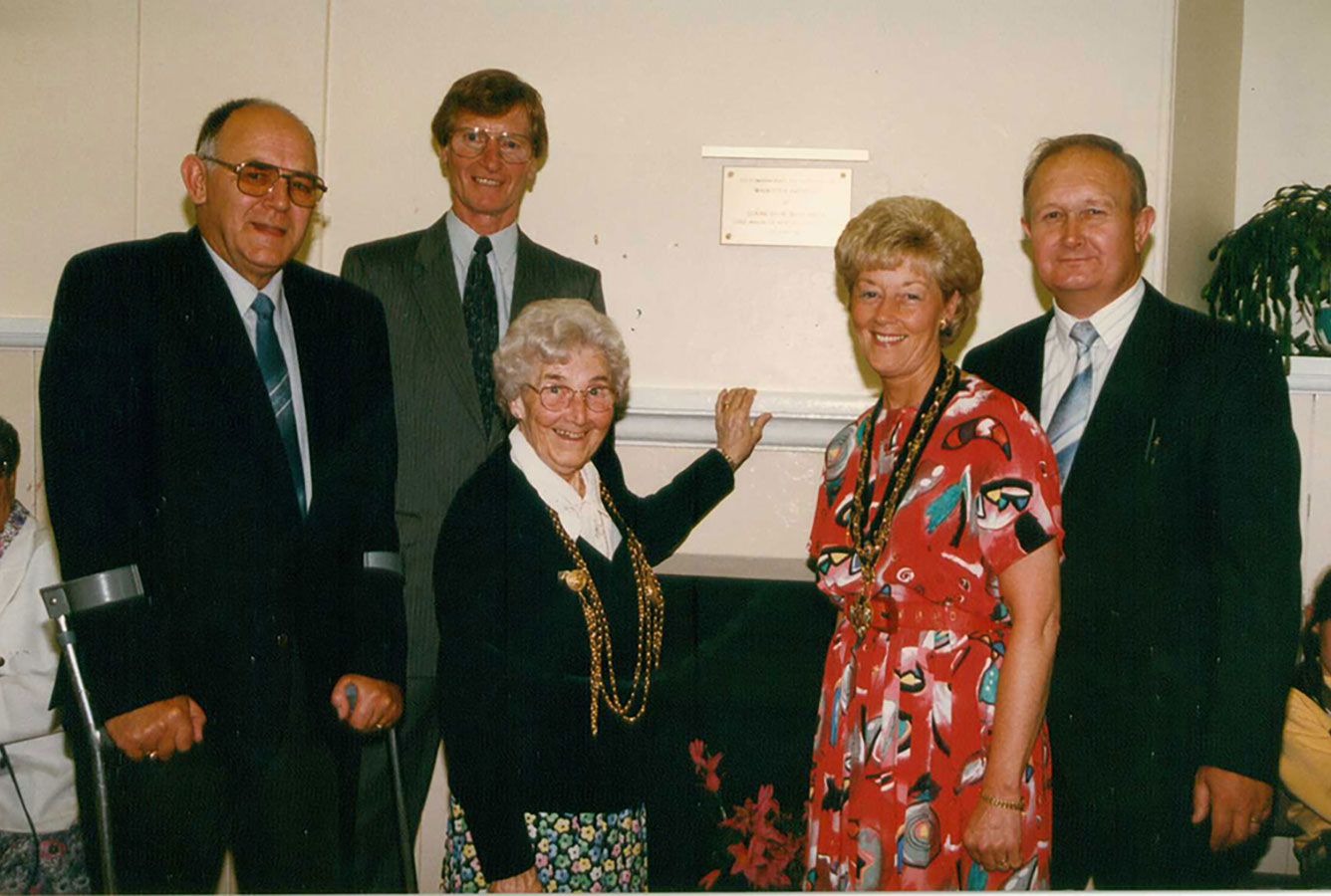 images of the repoening of Walbottle Village Institute in 1997