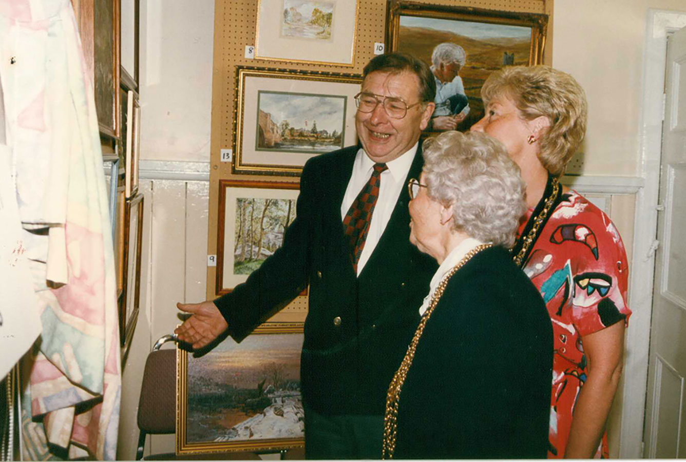 images of the repoening of Walbottle Village Institute in 1997