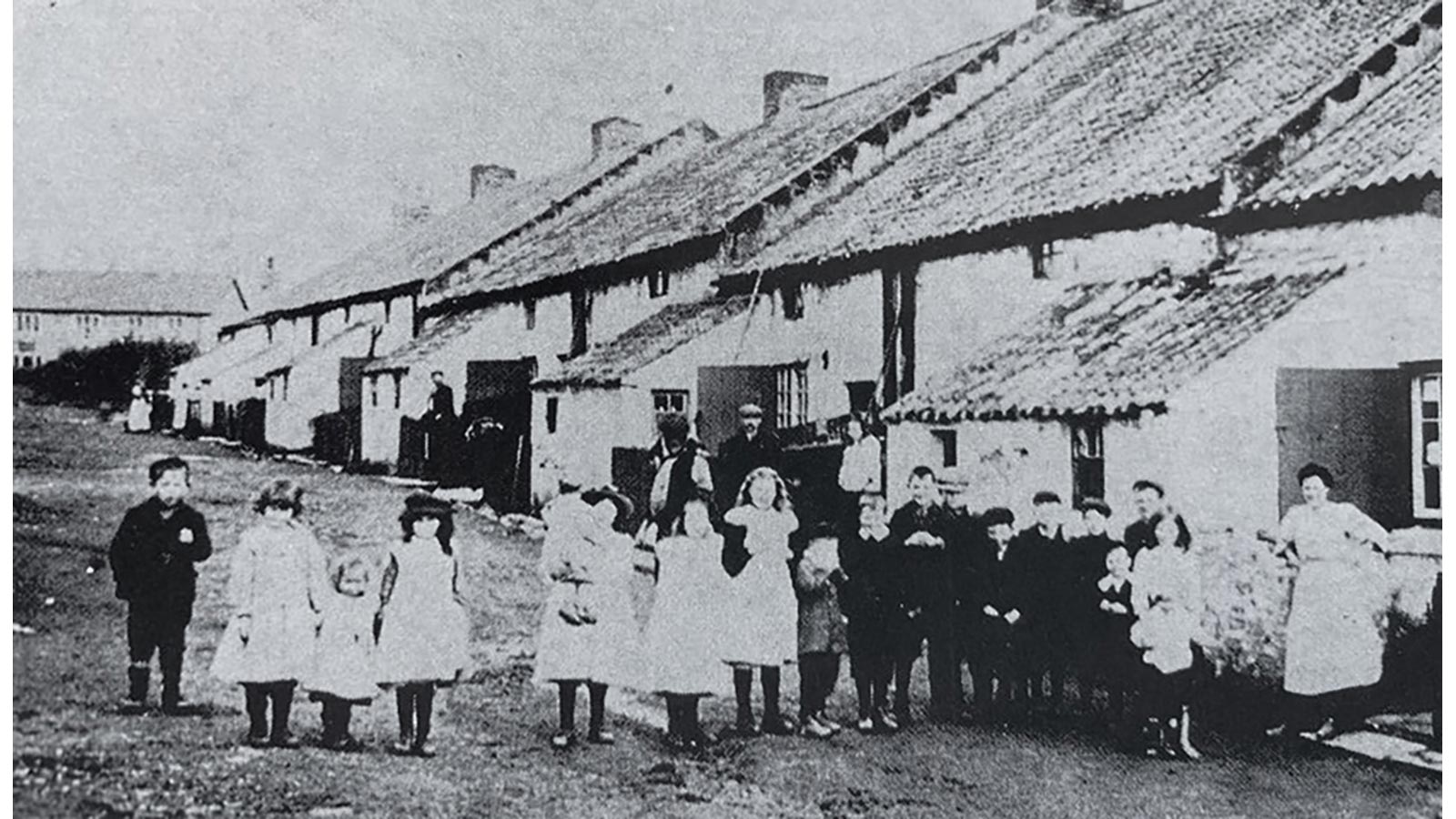 image of Old Row. 21 back to back houses. The Engine Inn in the background - date unknown